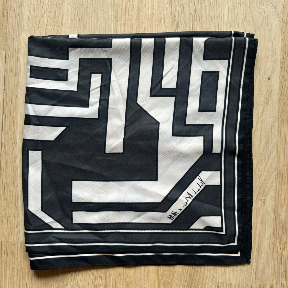 Svartvit scarf från Richard Allan x H&M - 1