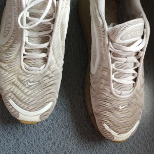 Nike Air Max  - Säljer ett par Nike Air Max sneakers, väldigt använda.  Deras sula är lite sönder 🤍
