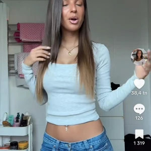 Långärmad topp från Nelly - Säljer denna gråa ribbade toppen från Nelly! Använd 1-2 ggr🤍 