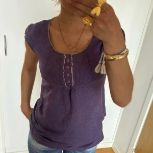 Vintage kortärmad topp - Superfin vintage kortärmad topp som är köpt här på plick och aldrig använd. Passar perfekt nu till våren och sommaren. Det är inte min bild. kvar tills markerad som såld