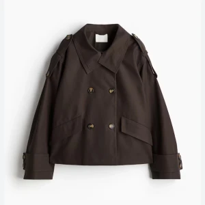 Brun kort trenchcoat från H&M - Säljer en brun kort trenchcoat från H&M. Super fin färg och perfekt nu till våren!!!! Utan prislapp men helt oanvänd 
