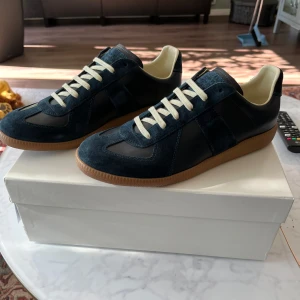 Maison Margiela skor - Säljer mina i princip helt nya maison margiela skor då de inte riktigt passade mig och jag är sugen på ett par andra skor. De storlek 42 men jag tyckte de var lite stora. Kartong och dust bags finns kvar. Priset är inte hugget i sten!