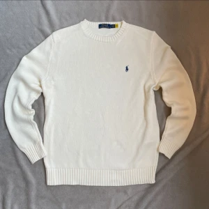 Ralph Lauren sweatshirt - Ralph Lauren sweatshirt i beige/vit.  Storleken är normal och sitter som en vanlig S. Perfekt för kyliga sommarkvällar eller hela våren.  Inga täcken på användning. Nypris 2199kr vårt pris 899📍    Du som köpte har även möjlighet att returnera iaf plagget inte passar. Svårt snabbt på frågor