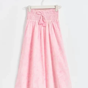 Ljusrosa långkjol med smock och knytband - Säljer en ljusrosa långkjol från Gina, den är i storlek 146/152 från Gina young. Den säljs inte längre. Super fin till sommaren. Kom privat för frågor eller fler bilder💓 pris kan diskuteras vid snabb affär💗