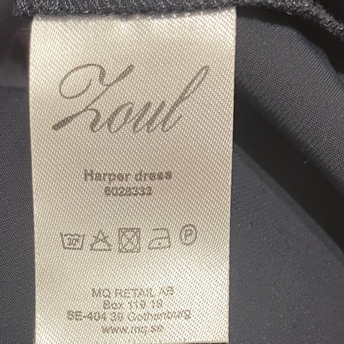 Marinblå klänning med volangärm från Zoul  - 4