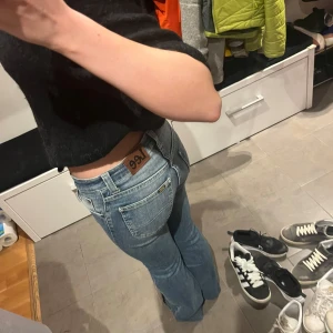 Lee jeans lowwaist - Säljer ett par jätte snygga Lee jeans som är lowwaist bootcut. Tyvärr är de för små i midjan, midjemått 68cm och inerbenslängd är 81cm💕💕