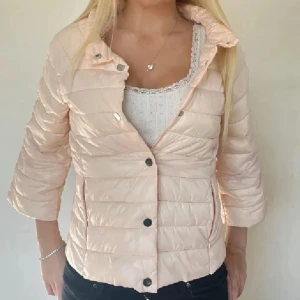 Ljusrosa Herno liknande jacka!  - Ljusrosa ger o liknande jacka i storlek M💗