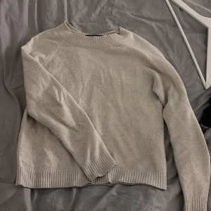 Beige stickad tröja  -  stickad tröja från Vero Moda i storlek M. Tröjan är något nopprig men annars i bra skick. 