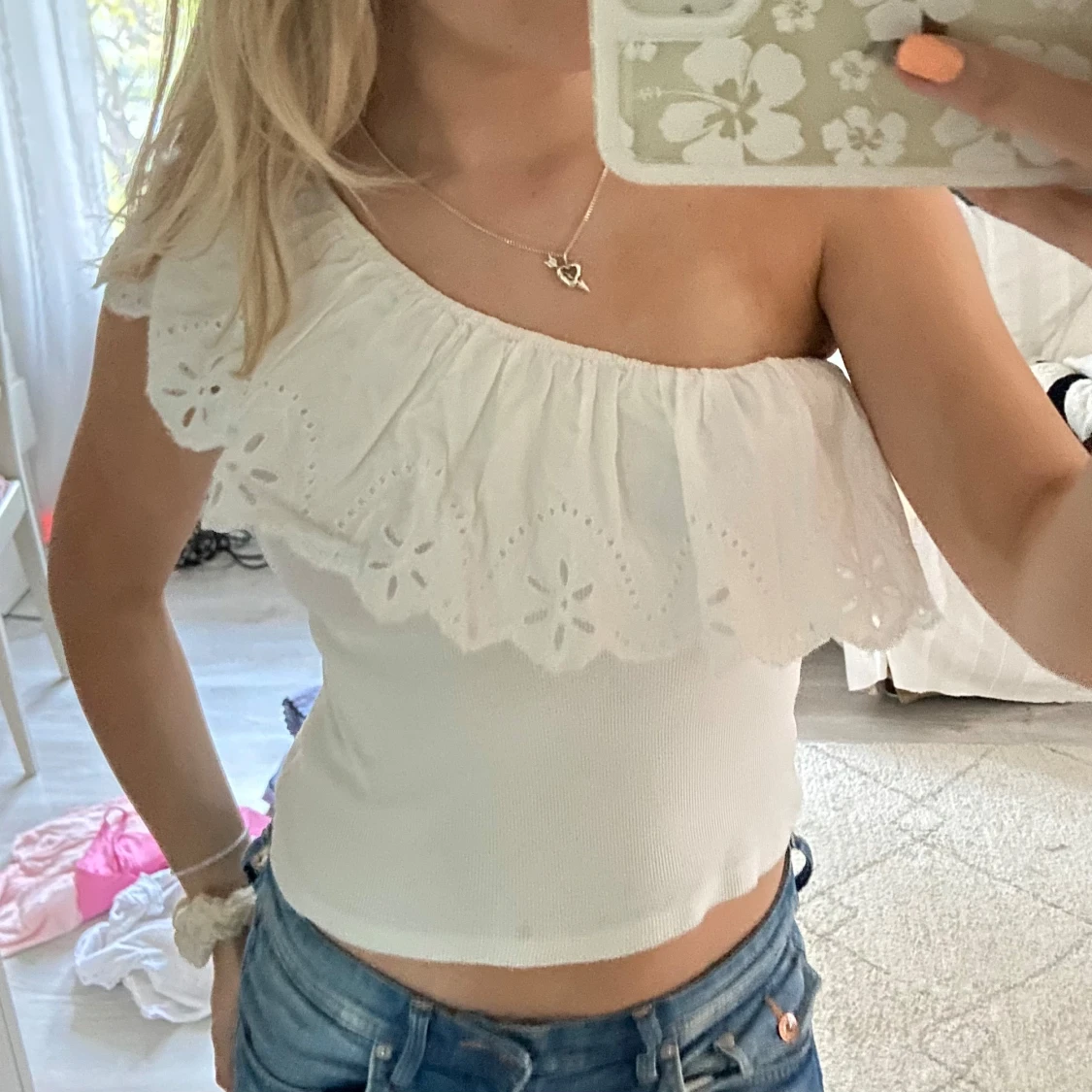 Vit oneshoulder topp med volang