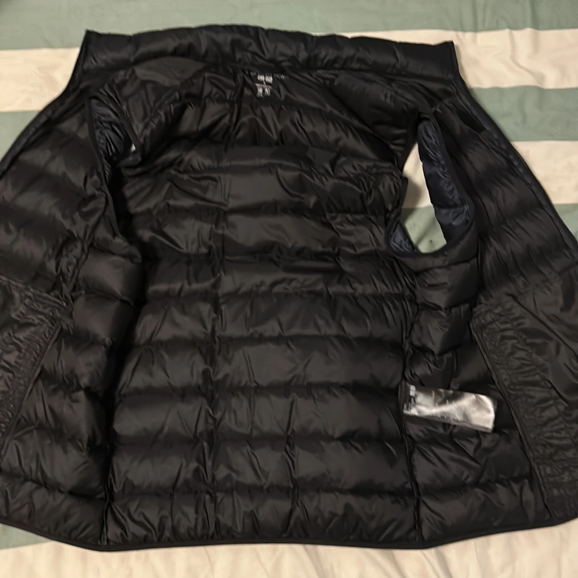 Svart dunväst från Uniqlo