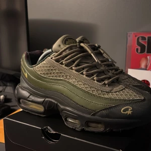 Air max 95 corteiz  - Ett par Nike X corteiz skor i storlek 43 ganska bra sjuk väldigt sköna perfekta för sommaren.