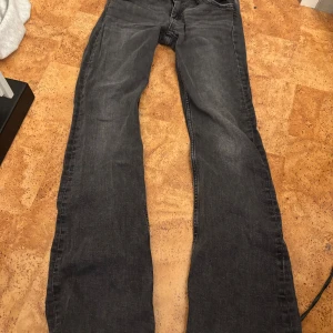 Bootcut jeans - Hej! Säljer dessa då dom blivit för små för mig. Lite slitna nedtill men inget som syns❤️
