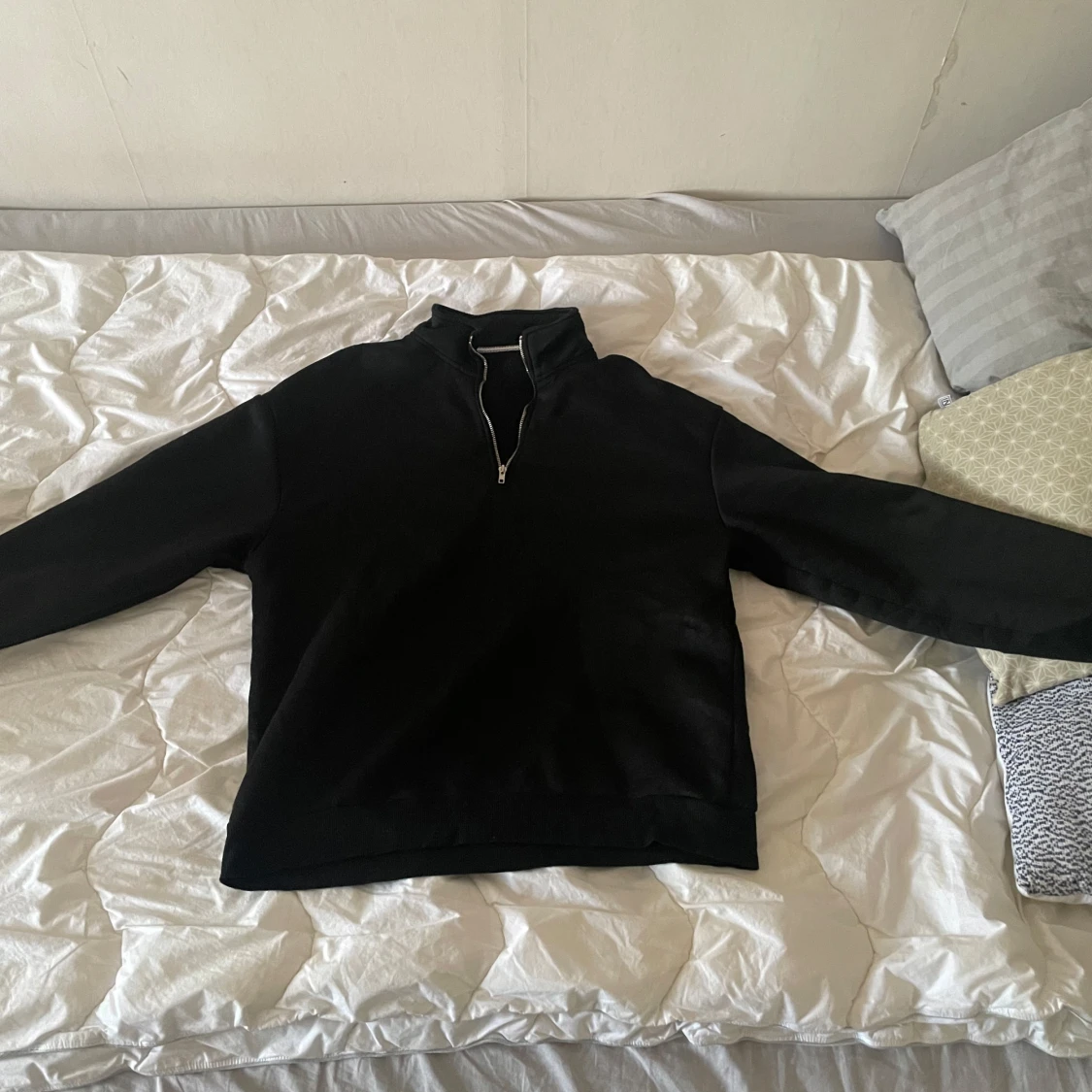 Svart tröja med dragkedja i halsen