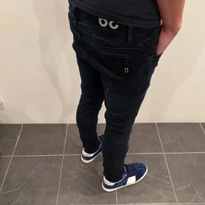 Dondup jeans  - Tjena, säljer nu dessa riktig snygga Dondup jeansen i storlek 29 men passar mer 30. Skicket är 9/10 och jeansen har några unika snygga slitningar. Nypris ligger runt 3500 och säljer för ett bra pris. MVH Alex 