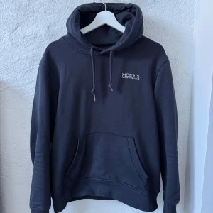 Morris Hoodie - Säljer en mörkblå hoodie från Morris i storlek S. Tröjan är runt 6 månader gammal och i väldigt fint skick. Kvitto medföljer