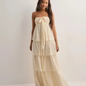 Balklänning  - Säljer en super fin balklänning från Nelly då jag hittat en annan💕Endast testad💕