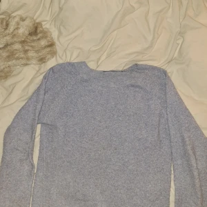 Ljuslila stickad tröja från Vero Moda - Mysig ljuslila stickad tröja från Vero Moda. Tröjan har en enkel design med rund halsringning och långa ärmar. Perfekt för lager-på-lager och passar till många olika outfits.