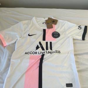 Psg tröja - Psg tröja aldrig använt aldrig ens testat den på mig har kvar lapparna den kom med vill sälja den för har redan 1 likadan men en storlek skillnad 