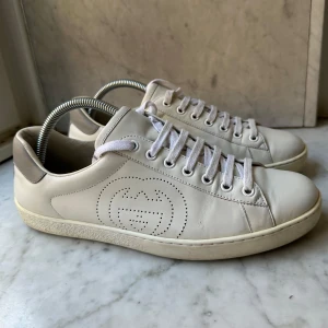 Gucci skor - Ett par riktigt snygga Gucci skor i fantastiskt skick! Dustbags medföljer!