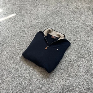 Morris half zip tröja 100% Merinoull  - Tjena!! Säljer nu en riktigt snygg Morris half zip i merinoull 👍Storlek = S men är liten i storlek (XS). Nypris ligger på ca 2000kr. Tröjan har ett igensytt hål på framsidan som inte syns! Hör av dig vid frågor/funderingar! Pris är diskuterbart😉