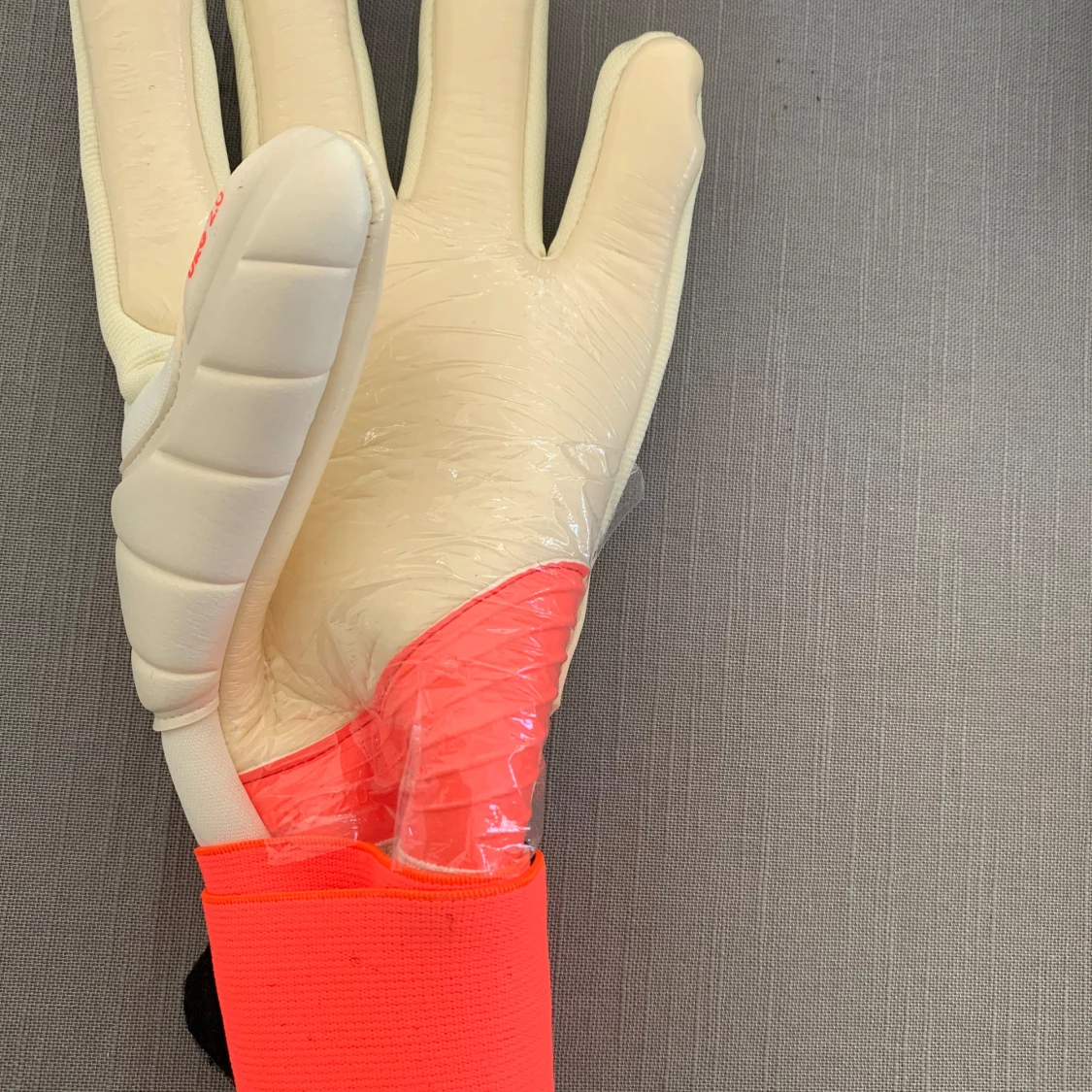 Vita och röda målvaktshandskar från Adidas - 2