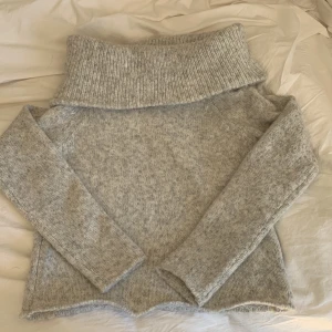 Ljusgrå stickad off- shoulder tröja från Gina Tricot - Max använd 2 ggr, säljer för den har ej kommit till användning 💗 Pris kan diskuteras. Köpte för 400 men säljer för 150