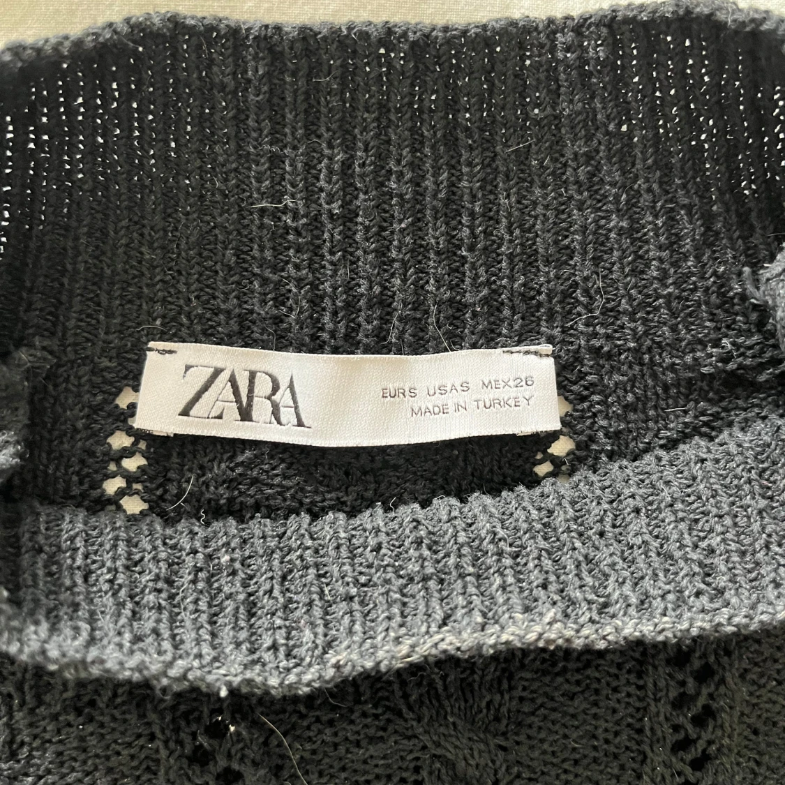 Svart stickad tröja med volang från Zara - 3