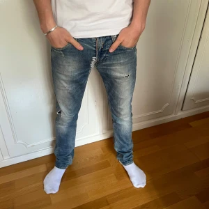 Replay jeans  - Säljer ett par Replay jeans i storlek 30/32. Dessa jeans är väldigt unika och säljs inte längre. Dom har en lagning i skrevet men ser mest ut som styling.