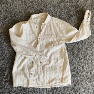 Beige skjorta från hm  - Säljer denna skjorta för den har gått ut ur min passform och tänker att någon vill ha den, hör av er vid frågor eller funderingar! 
