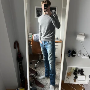 Replay jeans - Säljer ett par riktigt snygga replay jeans i storlek 30/30. De är modellen grover så typ slim/straight. Tvätten är enligt mig riktigt snygg och byxorna har små slitningar också vi fickorna som ger lite karaktär. Bra skick förutom ett litet hål vid skrevet som enkelt kan lagas och som ändå inte ens syns vid användning. Hör av vid frågor eller prisförslag 🤩