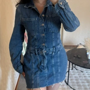 Jeansklänning  - Jag är 166 och bär vanligtvis storlek 36/S för referens!🩵