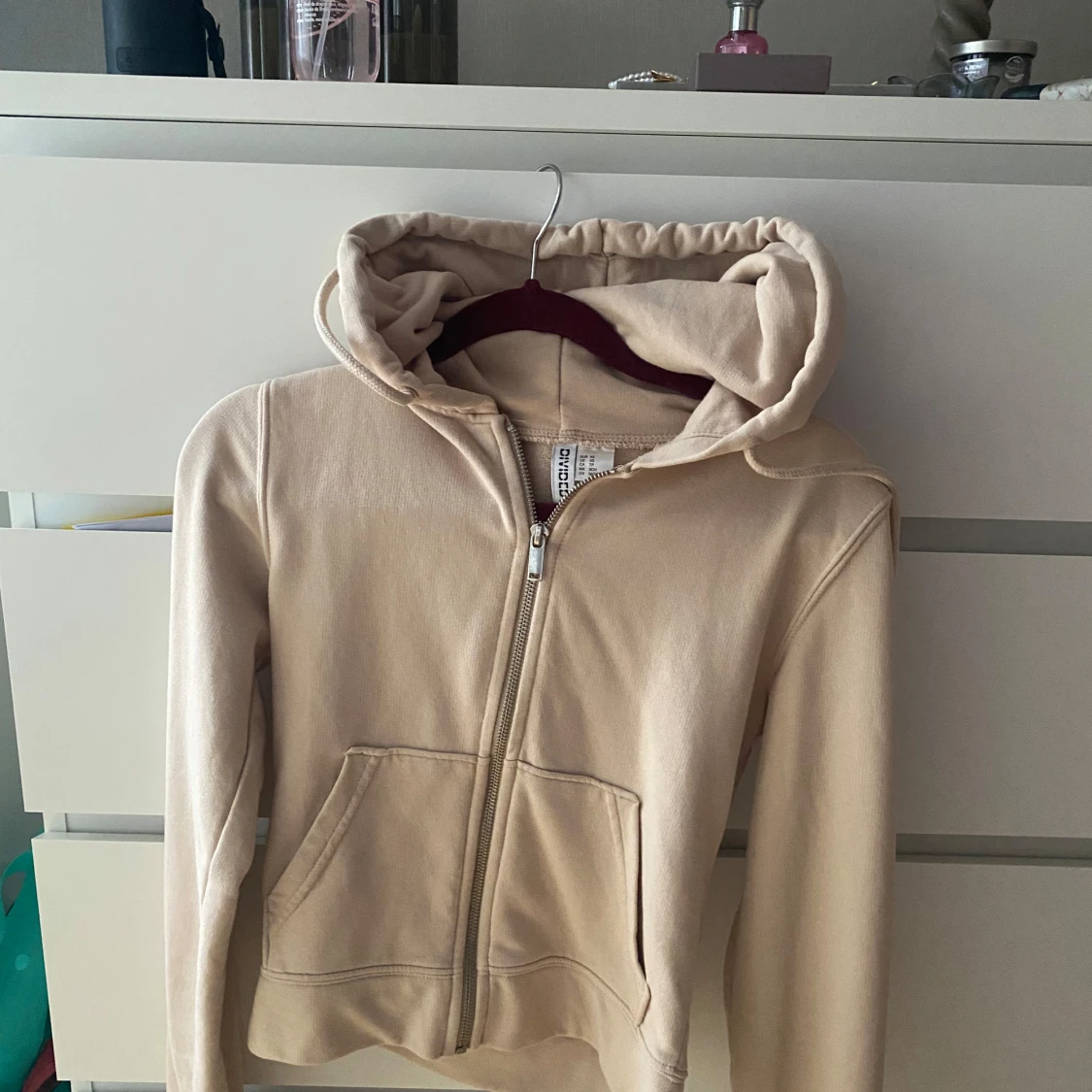 Beige hoodie med dragkedja från Divided