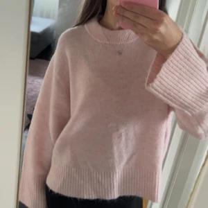 Ljusrosa stickad tröja - Jättegullig rosa stickad tröja från gina, väldigt bra skick!!