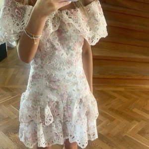 SÖKER  - söker denna klänning i S (pris kan diskuteras)