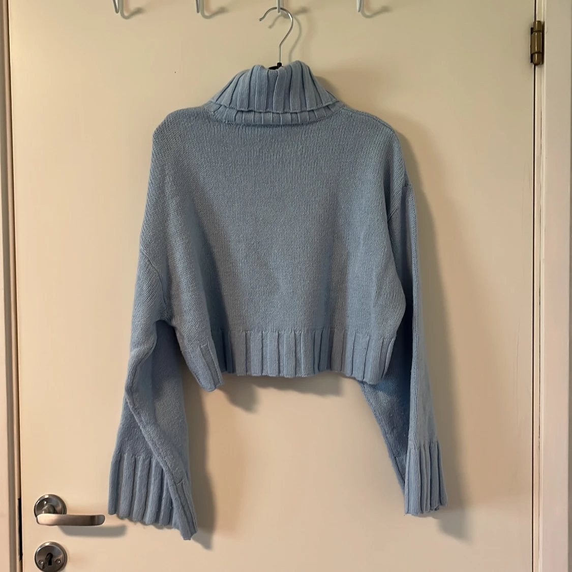 Ljusblå croppad stickad polotröja - 1