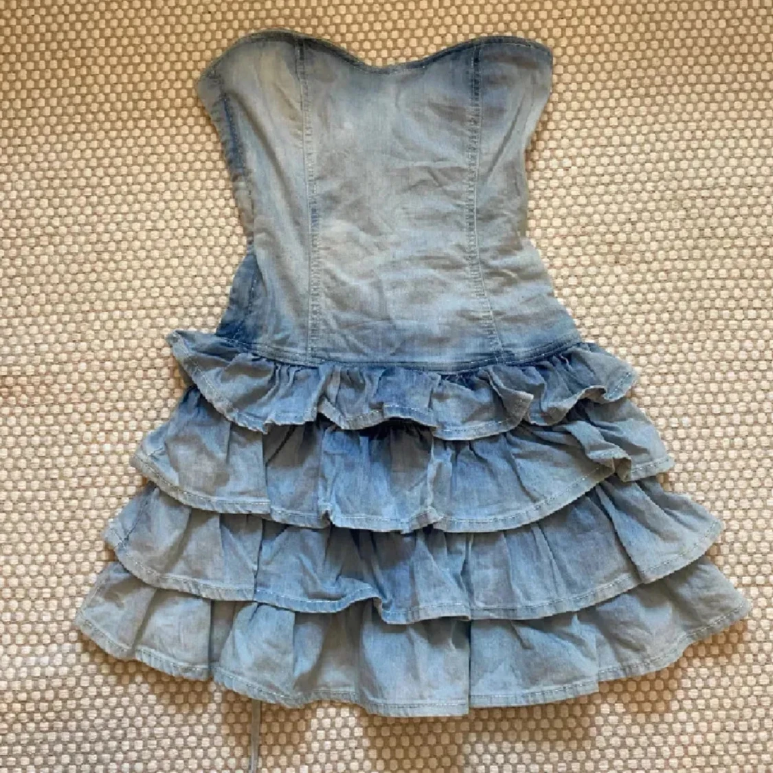 Ljusblå axelbandslös jeansklänning med volanger - 1