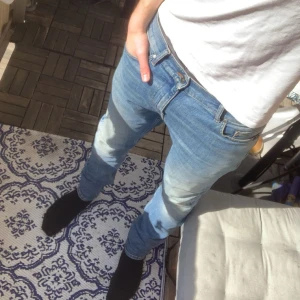Ljusblå jeans med fade - Ett par ljusblå jeans med fade från Tiger of Sweden i mycket bra skick. Modell slim fit.