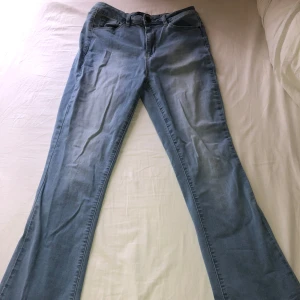 Ljusblå bootcut jeans  - Säljer ett par ljusblå bootcut jeans från Fashion Nova.