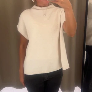 Vit stickad kortärmad  - Vit kortärmad stickad tröja från Lindex i storlek XL