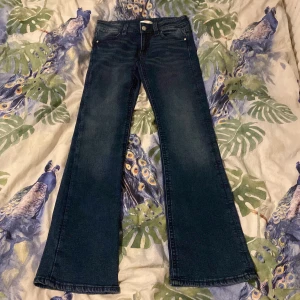 Mörkblå bootcut jeans från Gina Tricot - Säljer ett par mörkblå bootcut jeans från Gina Tricot. Helt nya, aldrig använt. 