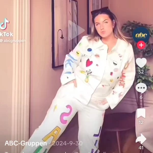 Vit studentoverall  - Säljer en vit overall från abcgruppen i storlek S. Overallen har lång ärm, krage och bröstficka. Perfekt för studentfirande. Den är aldrig använd! Endast testad! Hel vit utan några målningar