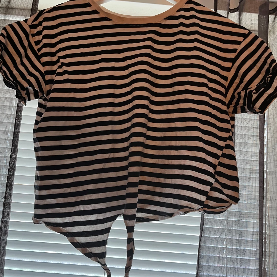 Svart- och beige randig croppad topp