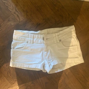 vita shorts  - fina vita shorts, har inga tecken på användning💓