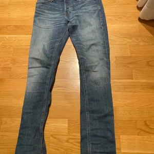 Blå slim fit jeans Slim/Glenn - Säljer ett par blå slim fit jeans, modell Slim/Glenn. Jeansen har klassisk femficksdesign, normal midja och raka ben. Perfekta för dig som gillar en smalare passform. Storlek W28 L30.