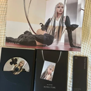 Blackpink album - Blackpink album Lisa version. Som ny och inga defekter!! Ingår ett sleevat photocard på Lisa.