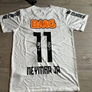 Santos Neymar Jr #11 Nike fotbollströja - Vit Santos fotbollströja med Neymar Jr och nummer 11 på ryggen. I strl S pris 499kr inte hugget i sten