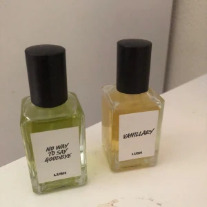 Lush parfymer No Way To Say Goodbye & Vanillary - Två parfymer från Lush: No Way To Say Goodbye med grön ton och Vanillary med gul ton. Båda i rektangulära glasflaskor med svarta korkar och vita etiketter med svart text. Perfekt för dig som gillar unika dofter och snygg design.  125för en eller 250 för båda