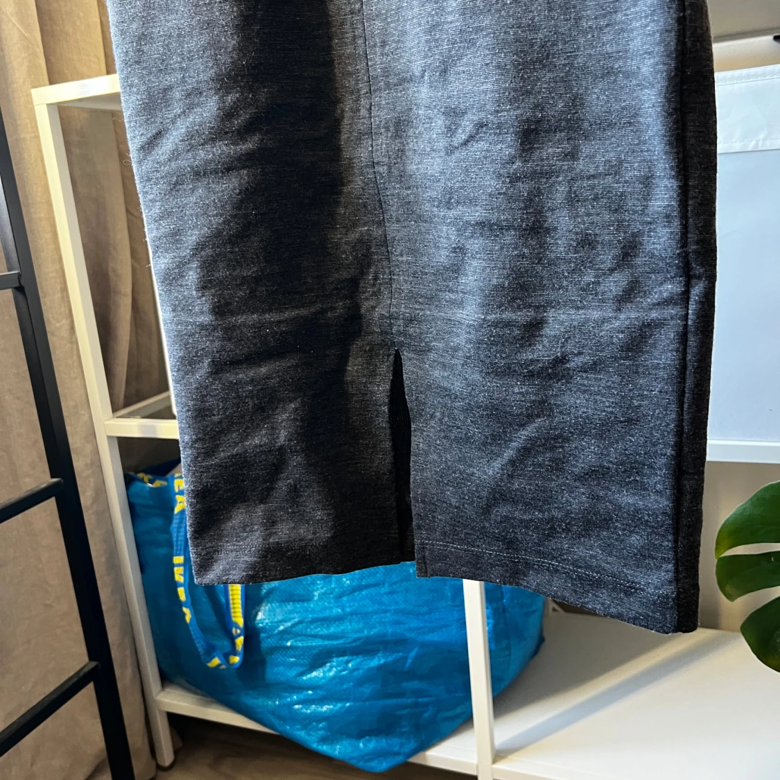 Mörkgrå tight klänning från Zara - 3