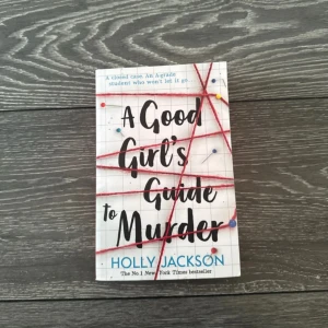 A Good Girl's Guide to Murder - En spännande och modern thriller om en smart tjej som gräver i ett gammalt mordfall. Perfekt för dig som gillar mysterier, hemligheter och att lösa gåtor. En riktig bladvändare som håller dig på helspänn från första till sista sidan!