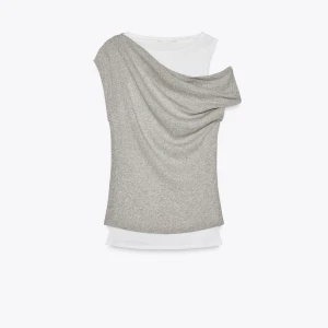 Grå offshoulder topp - SÖKER DENNA!!! Snygg grå offshoulder topp med draperad effekt och vit underdel.